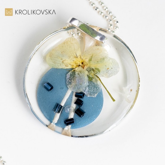 Kwiatowy wisiorek na szyję, gustowny upominek naszyjnik.