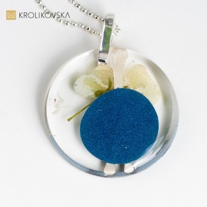 Kwiatowy wisiorek na szyję, gustowny upominek naszyjnik.