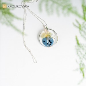 Kwiatowy wisiorek na szyję, gustowny upominek naszyjnik.