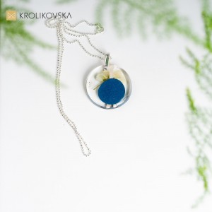 Kwiatowy wisiorek na szyję, gustowny upominek naszyjnik.