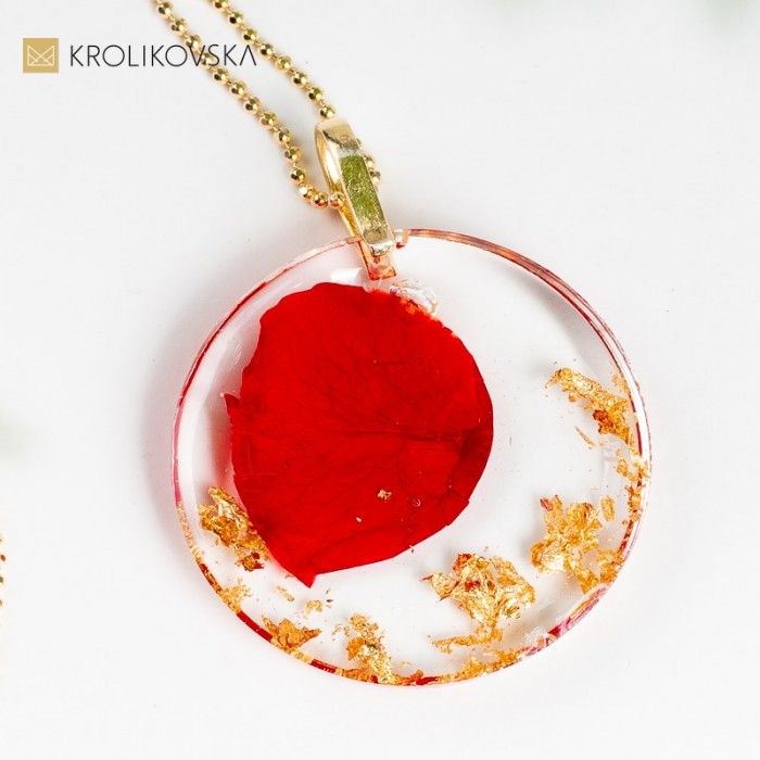 Zawieszka do naszyjnika z płatkiem czerwonej róży.
