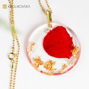 Zawieszka do naszyjnika z płatkiem czerwonej róży.