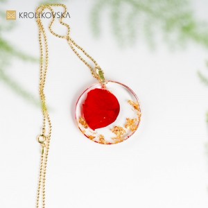 Zawieszka do naszyjnika z płatkiem czerwonej róży.