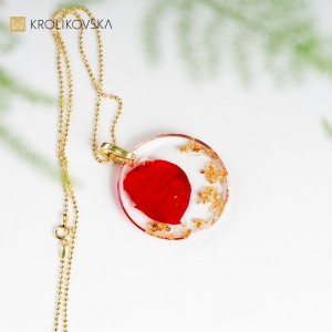 Zawieszka do naszyjnika z płatkiem czerwonej róży.