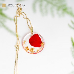 Zawieszka do naszyjnika z płatkiem czerwonej róży.