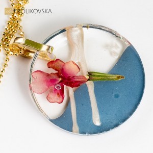 Bukiet Pełen Miłości: Naszyjnik z Kwiatowym Akcentem dla Niej.