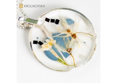 Bukiet Urodzin: Naszyjnik z Kwiatowym Akcentem.