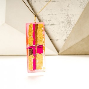 Biżuteria z imieniem – złoto różowy naszyjnik ręcznie wykonany na pozłacanym łańcuszku