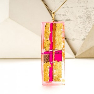 Biżuteria z imieniem – złoto różowy naszyjnik ręcznie wykonany na pozłacanym łańcuszku