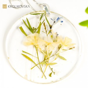 Prawdziwe Kwiaty, Wieczna Miłość: Naszyjnik, który Rozkwita na Twojej Skórze.