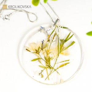 Prawdziwe Kwiaty, Wieczna Miłość: Naszyjnik, który Rozkwita na Twojej Skórze.