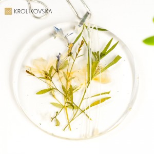 Prawdziwe Kwiaty, Wieczna Miłość: Naszyjnik, który Rozkwita na Twojej Skórze.