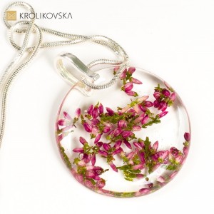 Naszyjnik z Kwiatami: Łącząc Naturę z Modą.