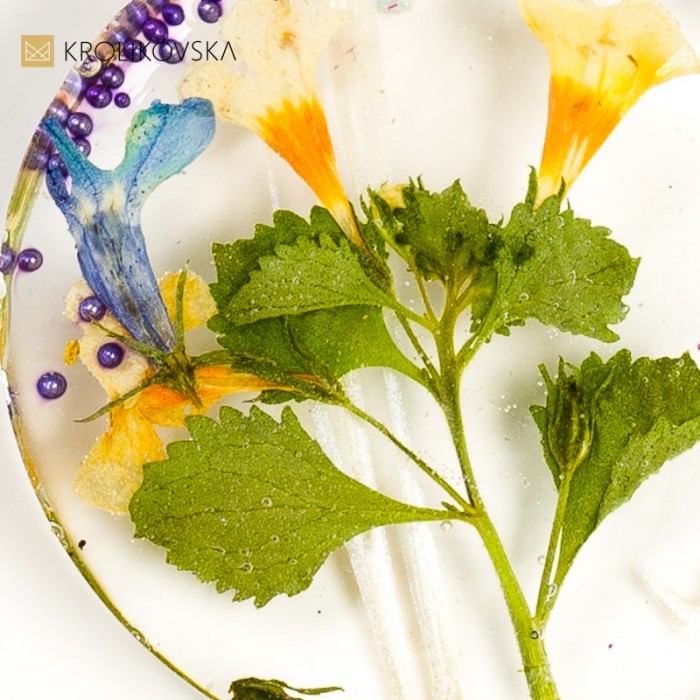 Kwiatowa Księżniczka: Ręcznie Robiony Naszyjnik Z Delikatnymi Kwiatami.