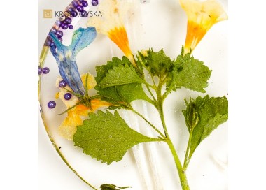 Kwiatowa Księżniczka: Ręcznie Robiony Naszyjnik Z Delikatnymi Kwiatami.