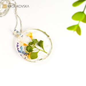 Kwiatowa Księżniczka: Ręcznie Robiony Naszyjnik Z Delikatnymi Kwiatami.