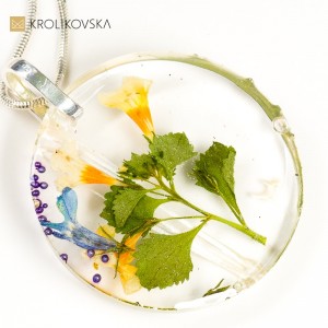 Kwiatowa Księżniczka: Ręcznie Robiony Naszyjnik Z Delikatnymi Kwiatami.