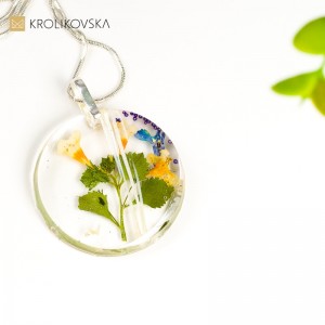 Kwiatowa Księżniczka: Ręcznie Robiony Naszyjnik Z Delikatnymi Kwiatami.