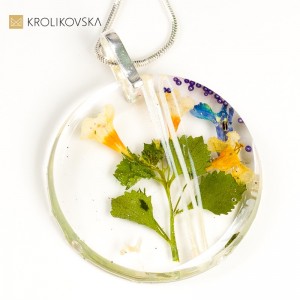 Kwiatowa Księżniczka: Ręcznie Robiony Naszyjnik Z Delikatnymi Kwiatami.