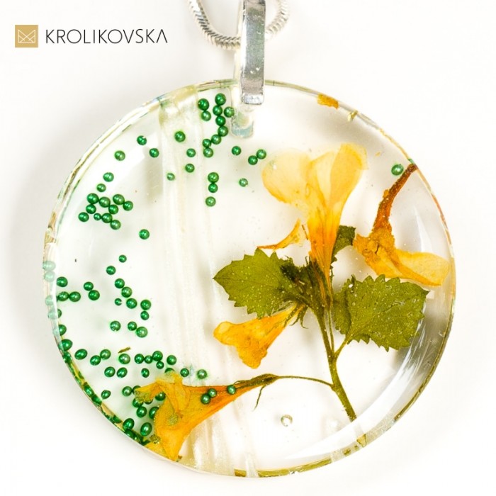 Ręcznie Robiony Naszyjnik Z Delikatnymi Kwiatami. Ręcznie Robiony Naszyjnik Z Delikatnymi Kwiatami.