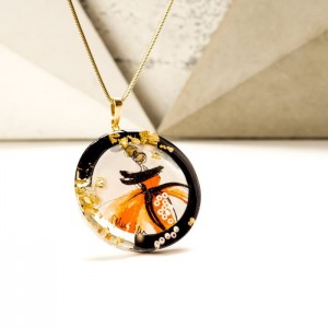 Biżuteria artystyczna - naszyjnik ręcznie malowany  z pomarańczową zawieszką na pozłacanym łańcuszku