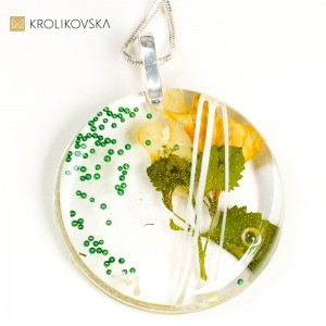 Naszyjnik z ręcznie wykonanymi kwiatowymi detalami. Naszyjnik z ręcznie wykonanymi kwiatowymi detalami.