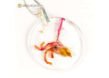 Naszyjnik z delikatnymi kwiatowymi elementami, idealny na specjalne okazje.