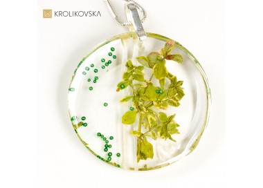 Naszyjnik z wyjątkowymi kwiatowymi wzorami, emanujący spokojem i urodą.