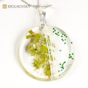 Naszyjnik z wyjątkowymi kwiatowymi wzorami, emanujący spokojem i urodą.