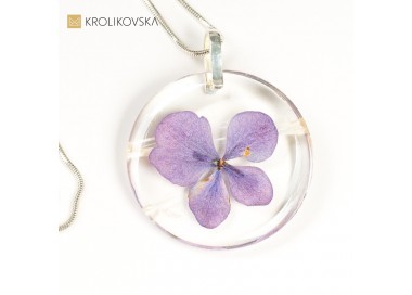 Kwiatowy Raj - Naszyjnik z kwiatowymi detalami, zapraszający do świata pełnego pięknych kwiatów.