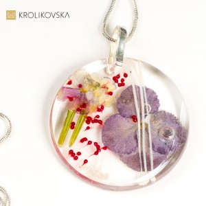 Naszyjnik z kwiatowymi detalami, zapraszający do świata pełnego kwiatów. Naszyjnik z kwiatowymi detalami, zapraszający do świata pełnego kwiatów.