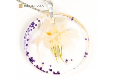 Naszyjnik z kwiatowymi motywami, przenoszący do magicznego świata.