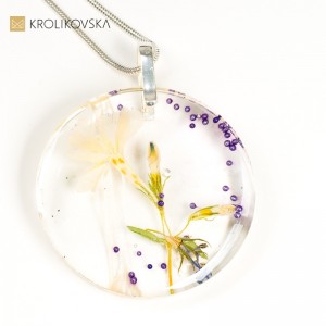 Naszyjnik z kwiatowymi motywami, przenoszący do magicznego świata.
