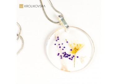 Naszyjnik, który opowiada historię delikatnych szeptów kwiatowego ogrodu.