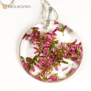 Naszyjnik, który przenosi noszącego w romantyczną marzenie o wrzosowym ogrodzie.