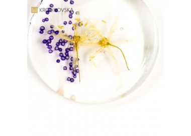 Naszyjnik z motywami kwiatowymi, przypominający o pięknie wiosennych dni.