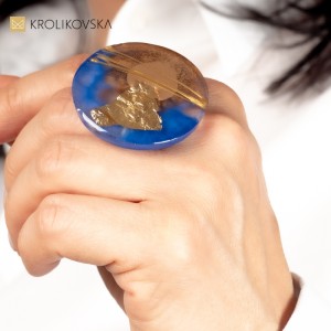 Pierścionek, który emanuje pięknem płatka czerwonej róży.