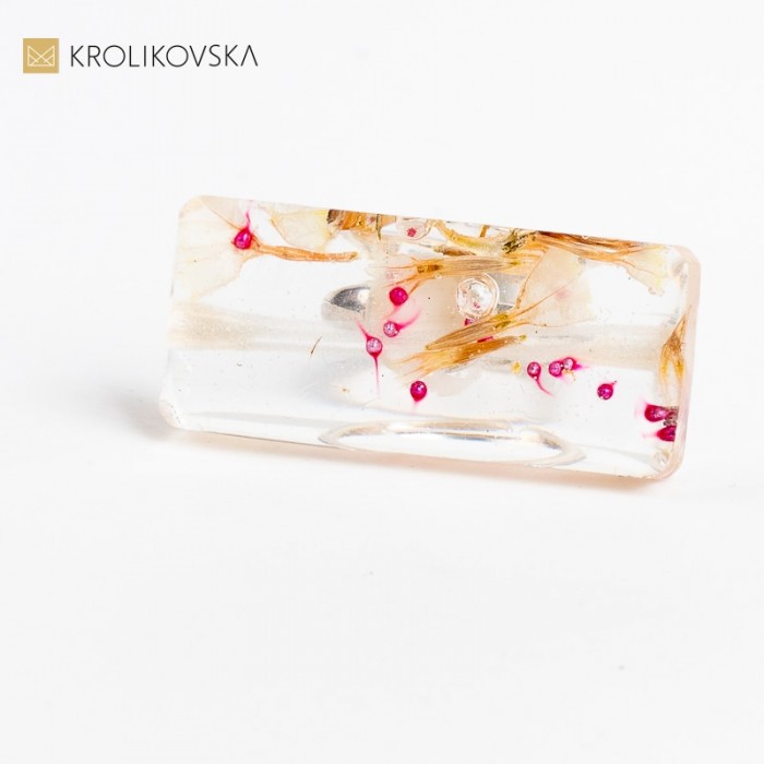 Pierścionek z kwiatowymi motywami, który dostarcza radość. Pierścionek z kwiatowymi motywami, który dostarcza radość.