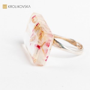 Pierścionek z kwiatowymi motywami, który dostarcza radość. Pierścionek z kwiatowymi motywami, który dostarcza radość.