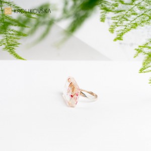 Pierścionek z kwiatowymi motywami, który dostarcza radość. Pierścionek z kwiatowymi motywami, który dostarcza radość.