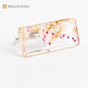 Pierścionek z kwiatowymi motywami, który dostarcza radość. Pierścionek z kwiatowymi motywami, który dostarcza radość.