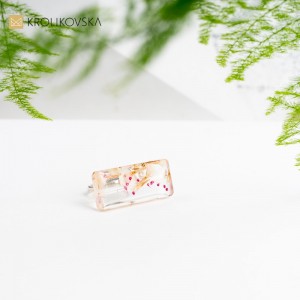 Pierścionek z kwiatowymi motywami, który dostarcza radość. Pierścionek z kwiatowymi motywami, który dostarcza radość.