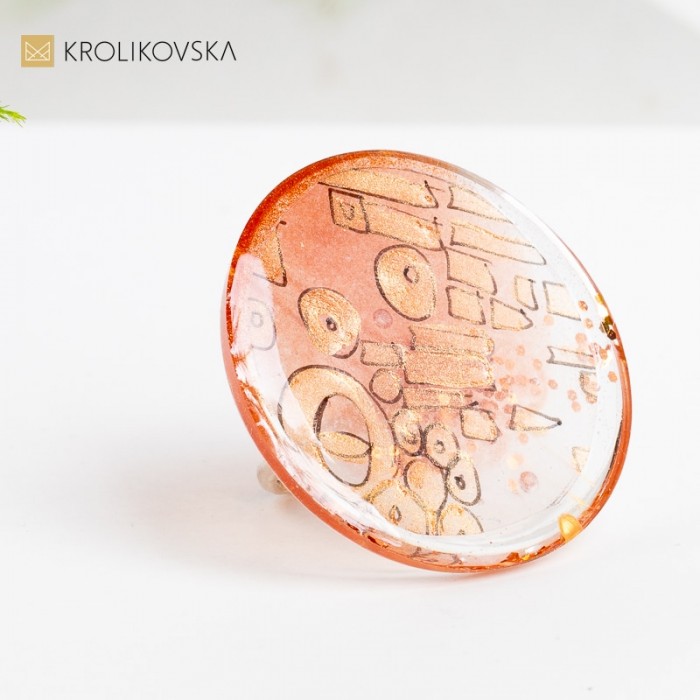 Pierścionek okrągły, który emanuje pięknem graficznego detalu.