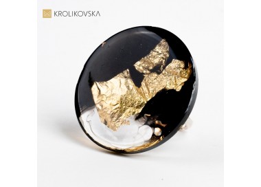 Pierścionek, który emanuje pięknem czerni i złota.1