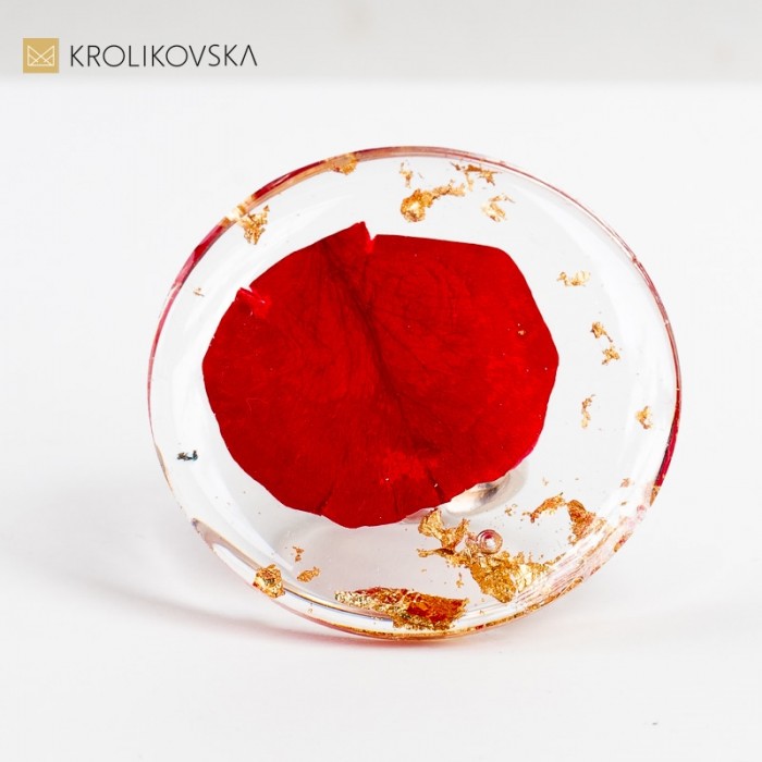 Pierścionek, który emanuje pięknem płatka czerwonej róży.