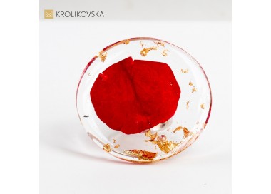 Pierścionek, który emanuje pięknem płatka czerwonej róży.