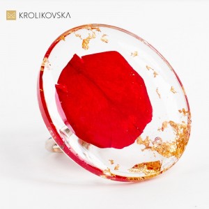 Pierścionek, który emanuje pięknem płatka czerwonej róży.