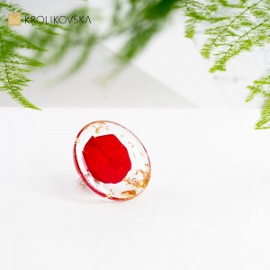 Pierścionek, który emanuje pięknem płatka czerwonej róży.