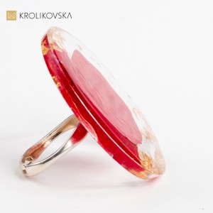 Pierścionek, który emanuje pięknem płatka czerwonej róży.