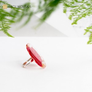 Pierścionek, który emanuje pięknem płatka czerwonej róży.